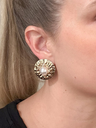 Large Hammered Gold Pearl Stud Earrings - STILOSA