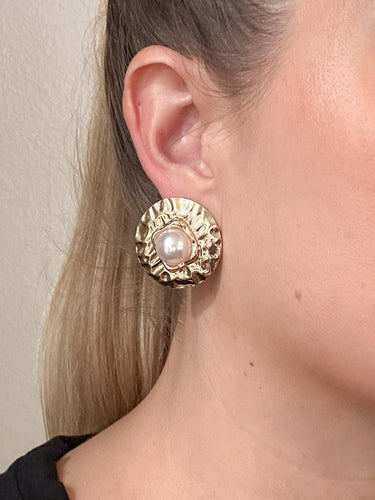 Large Hammered Gold Pearl Stud Earrings - STILOSA