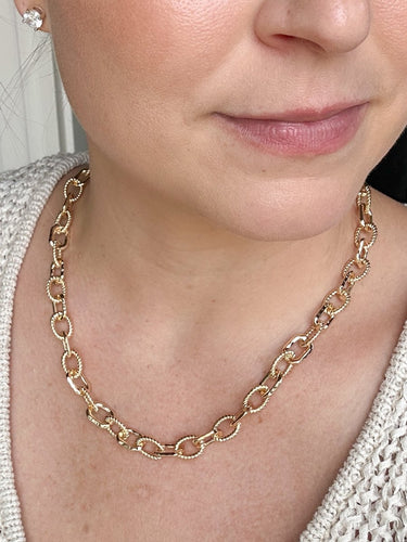 Gold Textured Link Chain Necklace - STILOSA