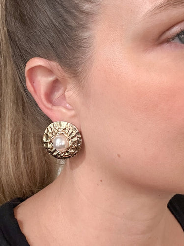 Large Hammered Gold Pearl Stud Earrings - STILOSA